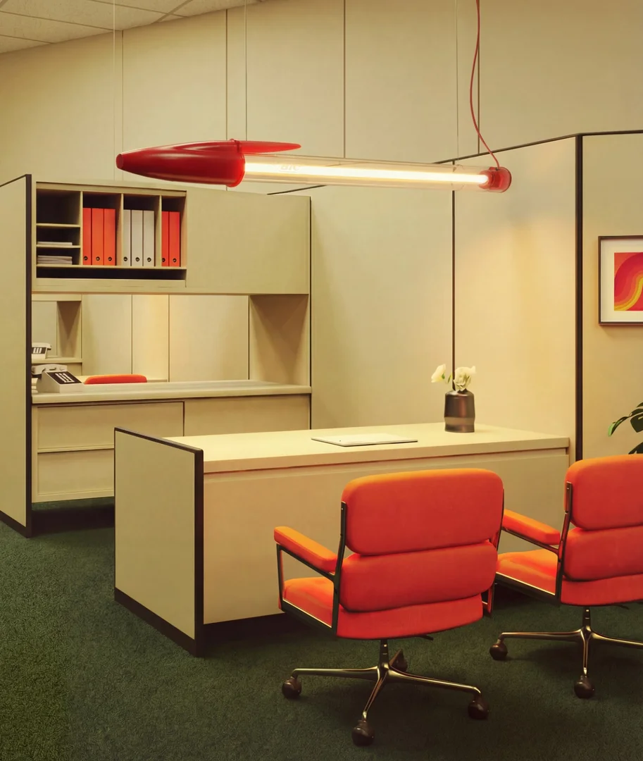 Rote BIC Cristal Leuchte von Seletti im schlichten Interior Rote Seletti BIC Cristal Leuchte über einem Tisch in einem schlichten Bürointerior