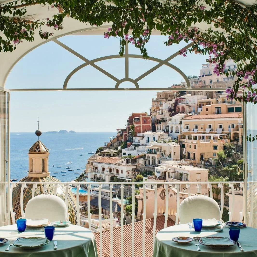 Blick von der Terrasse des Hotels Le Sirenuse auf Positano und die Amalfiküste in Italien.