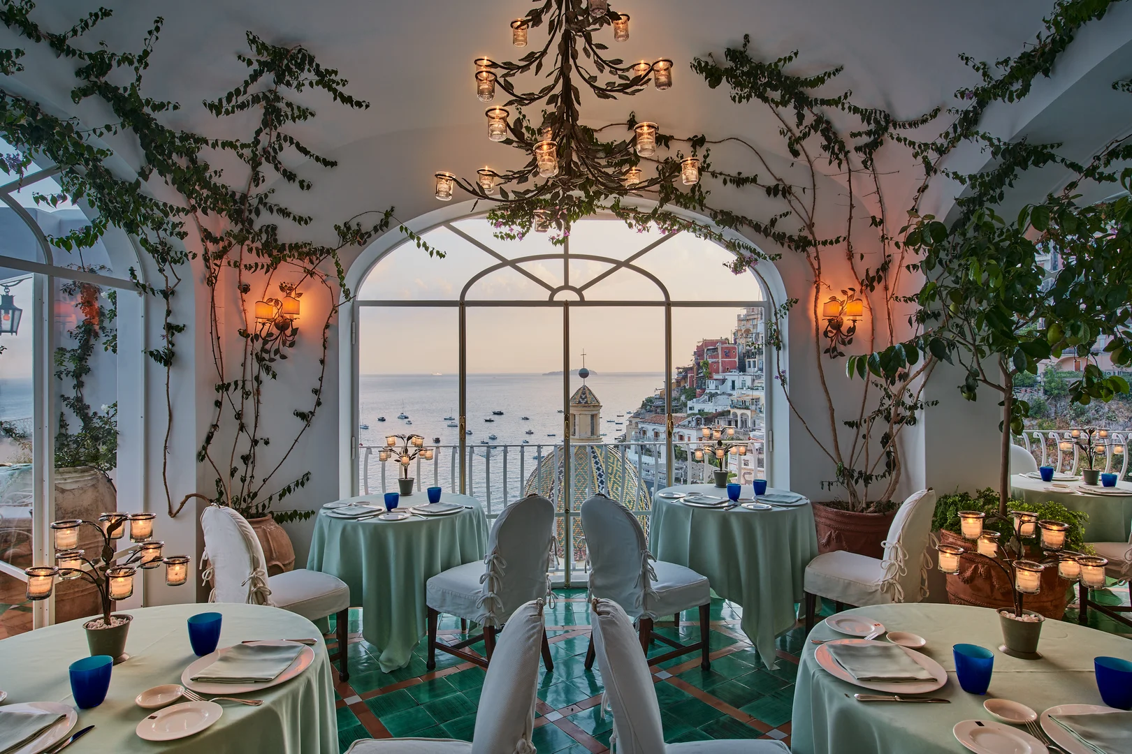 Restaurant im Hotel Le Sirenuse in Positano am Abend Restaurant des Hotels Le Sirenuse in Positano mit Blick auf die Amalfiküste bei Abendstimmung.