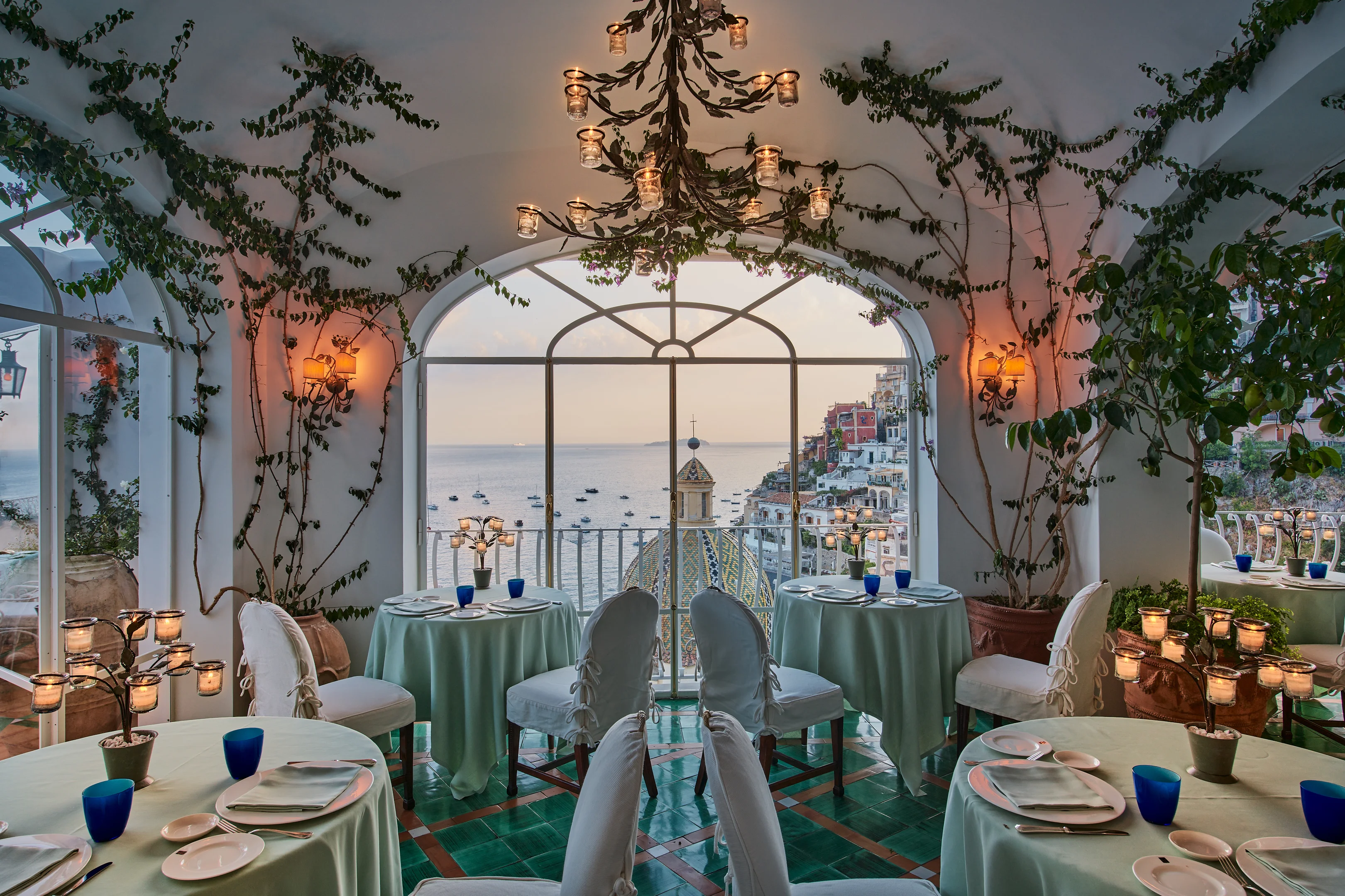Restaurant des Hotels Le Sirenuse in Positano mit Blick auf die Amalfiküste bei Abendstimmung.