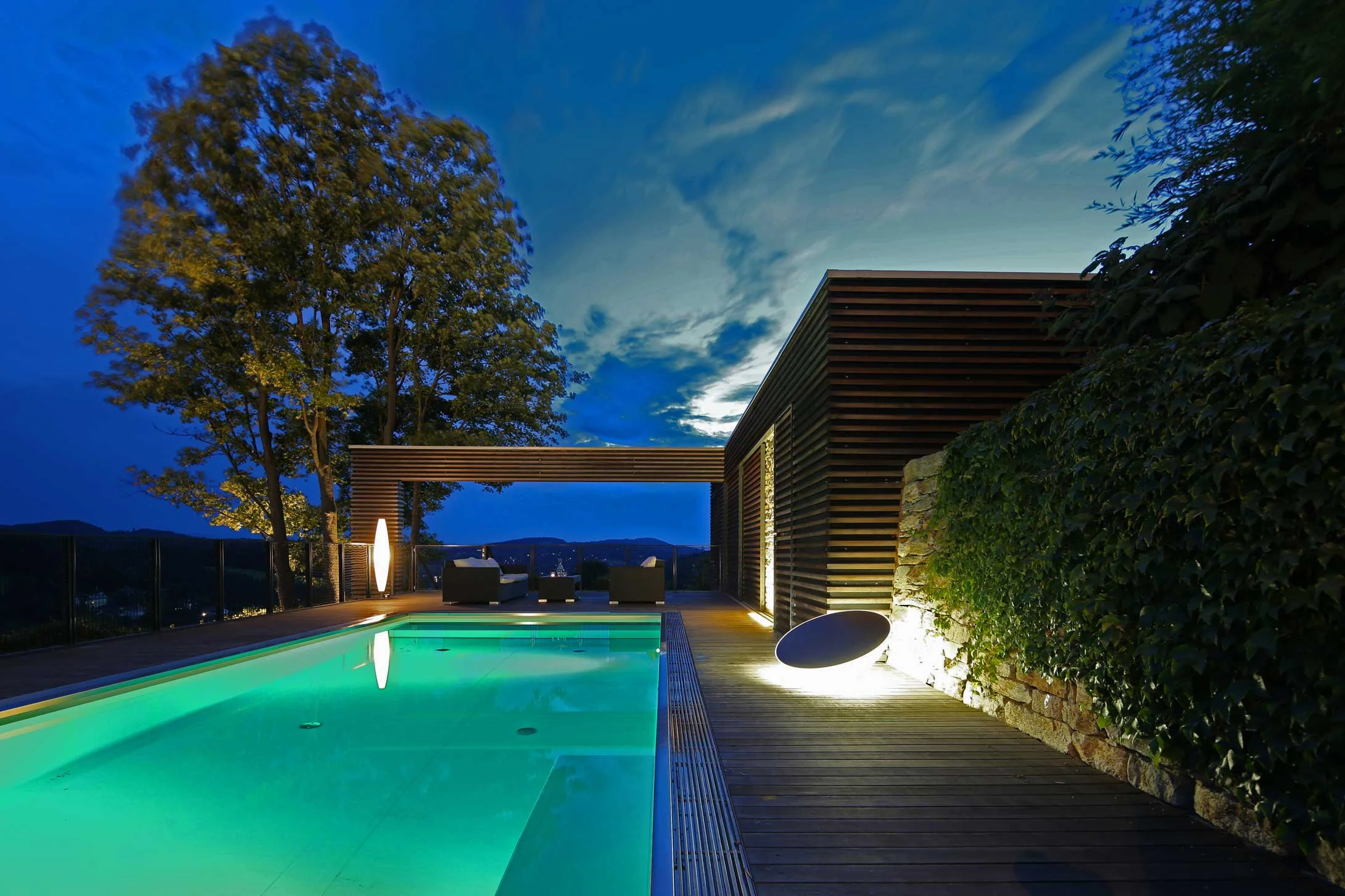 005_03_Pool-längs-beleuchtet