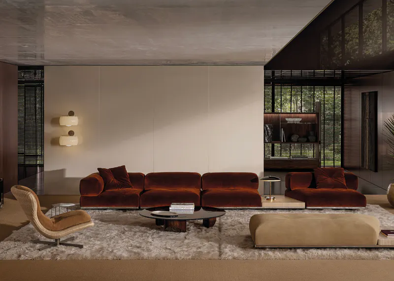 Modulares Minotti Orion Sofa in Samtbraun aus der Kollektion 2026 in einem eleganten Wohnzimmer