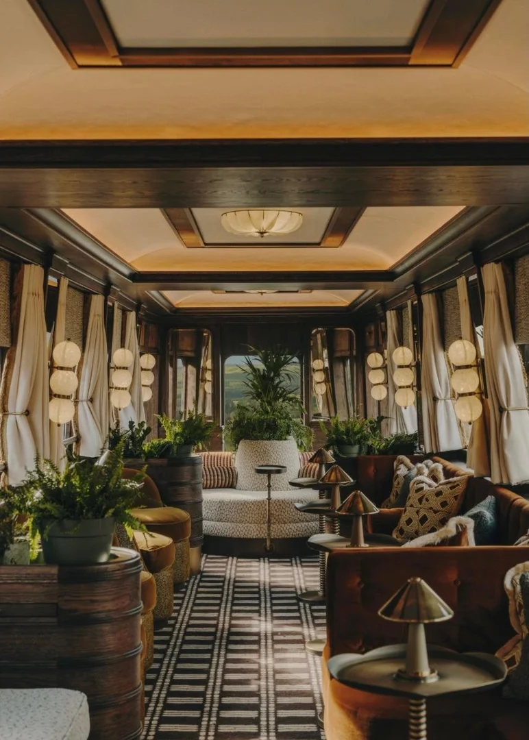 Elegantes Interieur des Belmond Britannic Explorer mit Sitzbereichen, Pflanzen und großen Fenstern mit Landschaftsblick