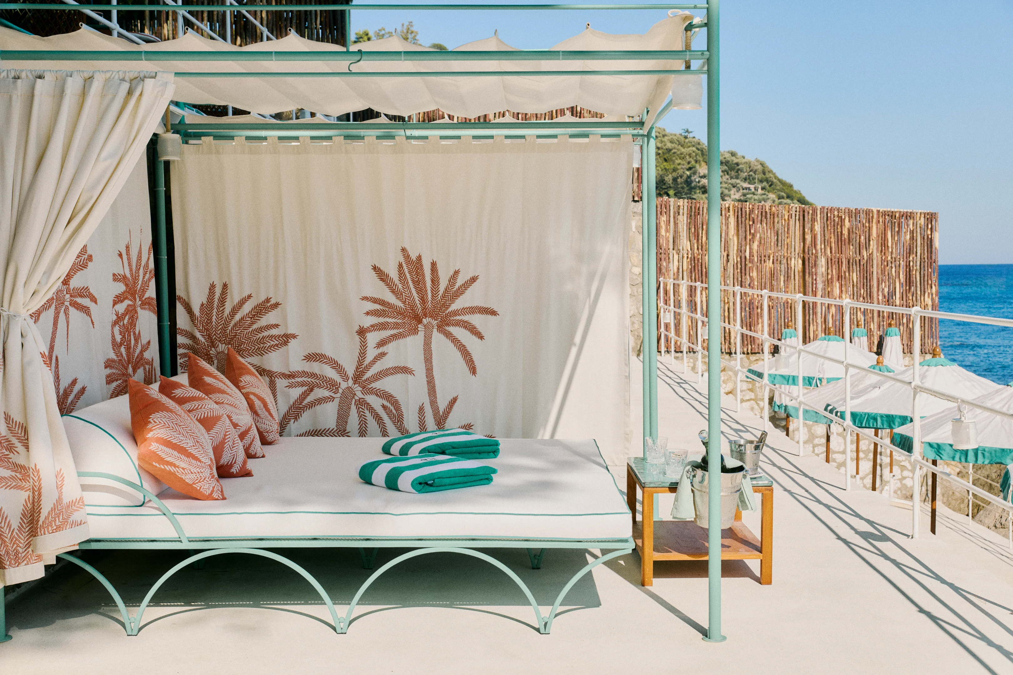 Daybed im Beach Club des Hotels Le Sirenuse in Positano direkt an der Amalfiküste.