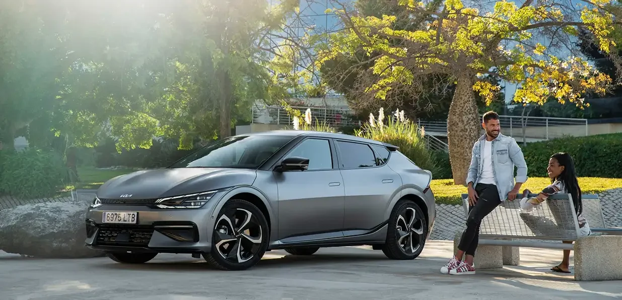 KIA_EV6_mit-Personen-scaled2