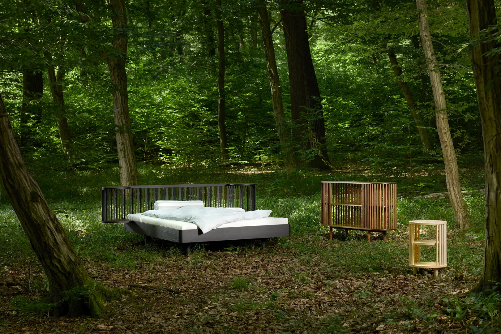 Nachhalt_Head_Kroepfl&Fredes-GUUT-finiix-image_wood_bed,-sideboard-and-sidetable_guut-im-Wald2834-print_(c)Kapelari