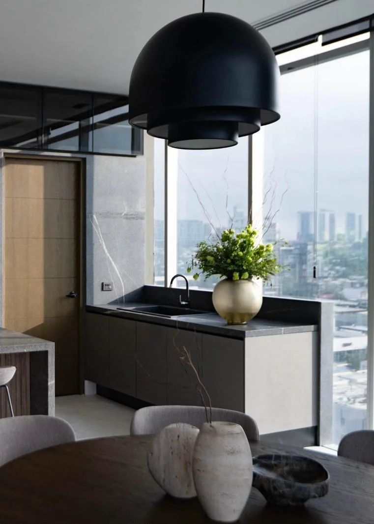 Wohnen mit 360-Grad-Perspektive: Luxus-Apartment im Halo Tower Modernes 360-Grad-Wohnen im Halo Tower mit einer freistehenden Kücheninsel vor einer bodentiefen Glasfront und Panoramablick.