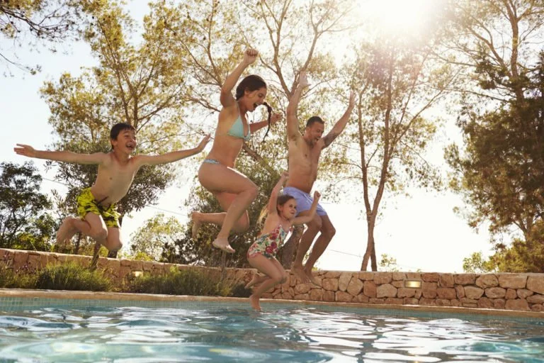 familie-am-pool