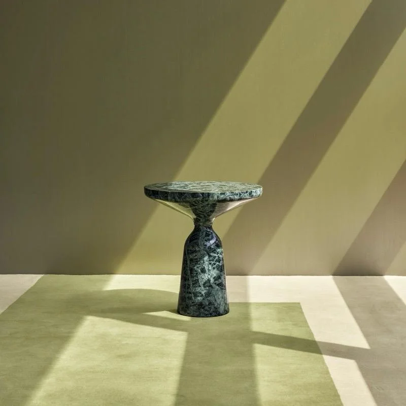 Bow Coffee Table Marble von Sebastian Herkner für ClassiCon aus Nero Marquina und Emperador Marmor in skulpturalem Design.