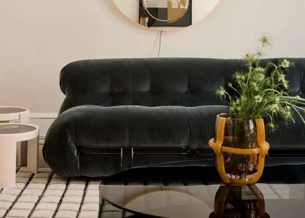 Soriana Sofa von Cassina in Schwarz Schwarzes Soriana Sofa von Cassina mit weicher, organischer Form in einem modernen Wohnzimmer