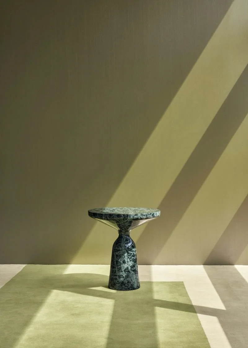 Bow Coffee Table Marble von Sebastian Herkner für ClassiCon aus Nero Marquina und Emperador Marmor in skulpturalem Design.
