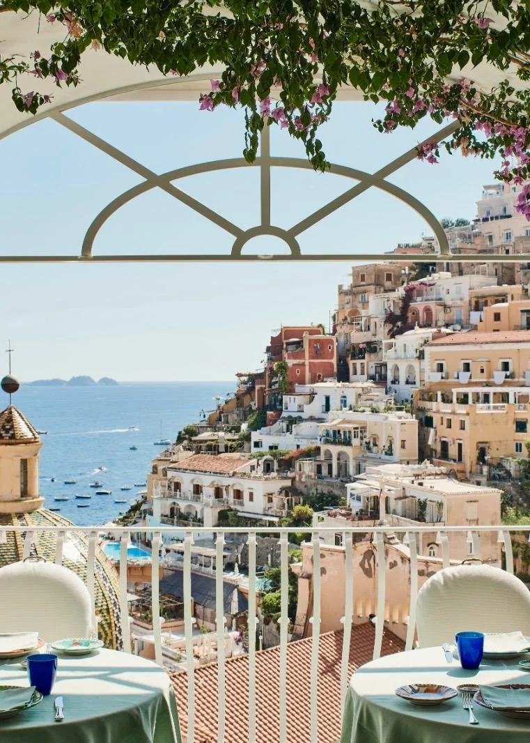 Blick von der Terrasse des Hotels Le Sirenuse auf Positano und die Amalfiküste in Italien.