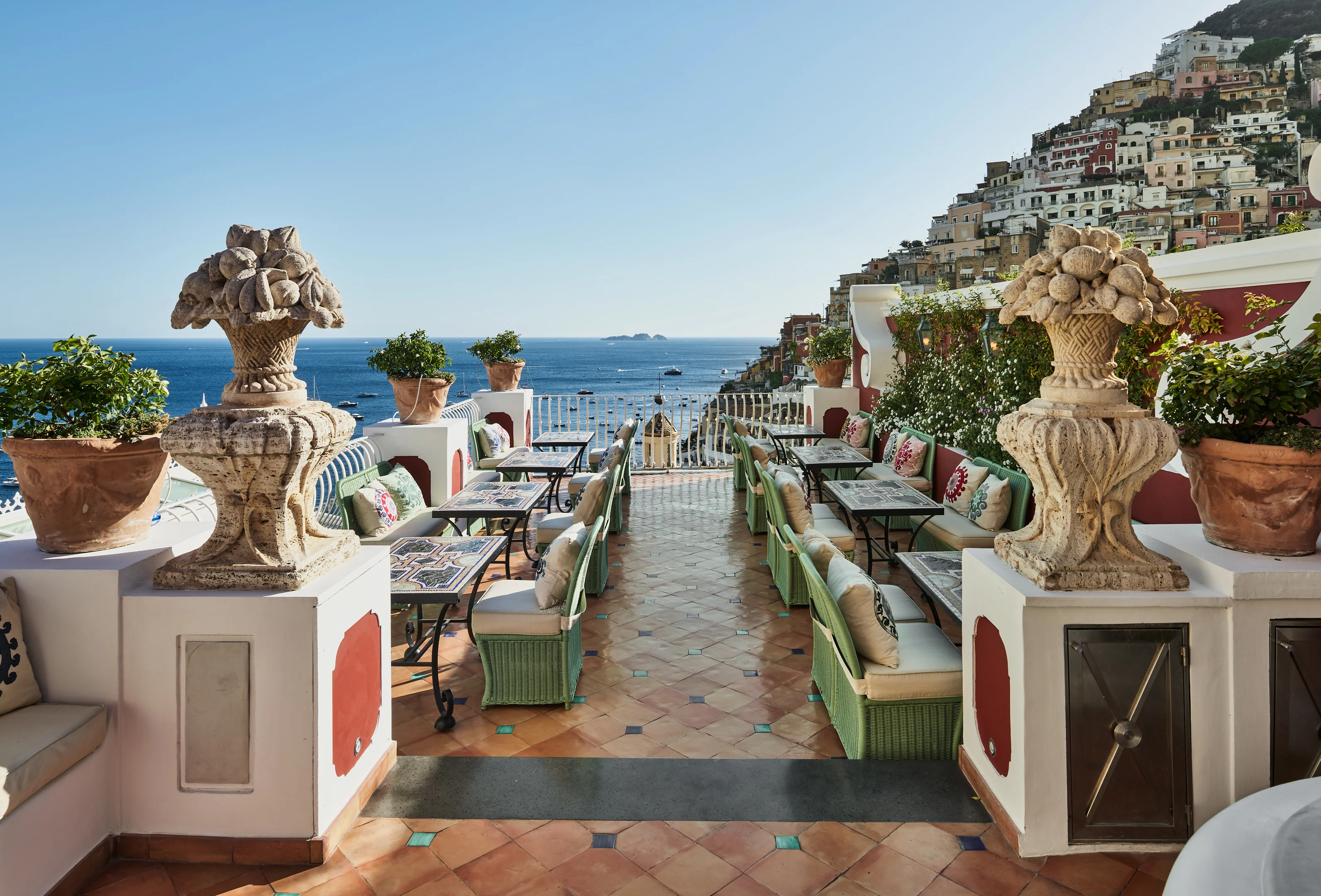 Terrasse des Hotels Le Sirenuse mit Blick auf Positano und das Tyrrhenische Meer.