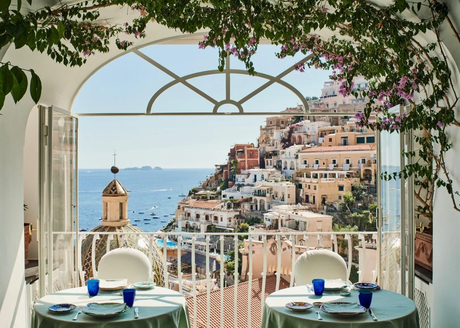 Blick von der Terrasse des Hotels Le Sirenuse auf Positano und die Amalfiküste in Italien.