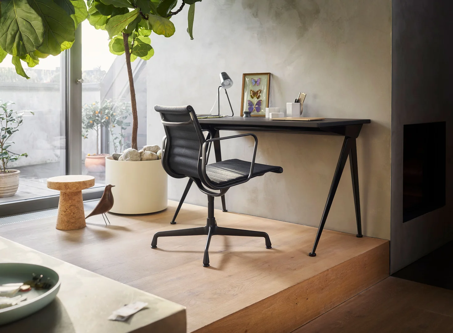 Vitra_Aluminium-Chair-EA108-Black-Version_Charles&RayEames_ab-EUR-1.840_Compas-Direction_JeanProuvé_ab-EUR-2.260_2571718
