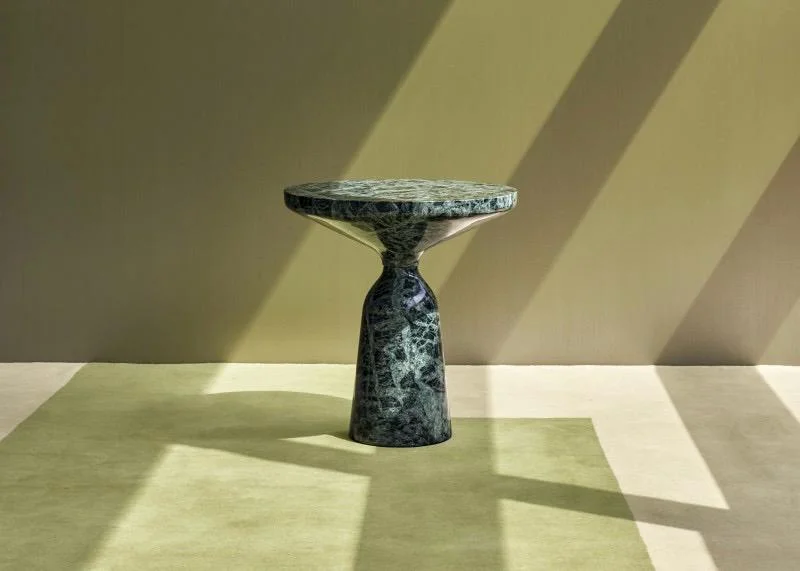 Bow Coffee Table Marble von Sebastian Herkner für ClassiCon aus Nero Marquina und Emperador Marmor in skulpturalem Design.