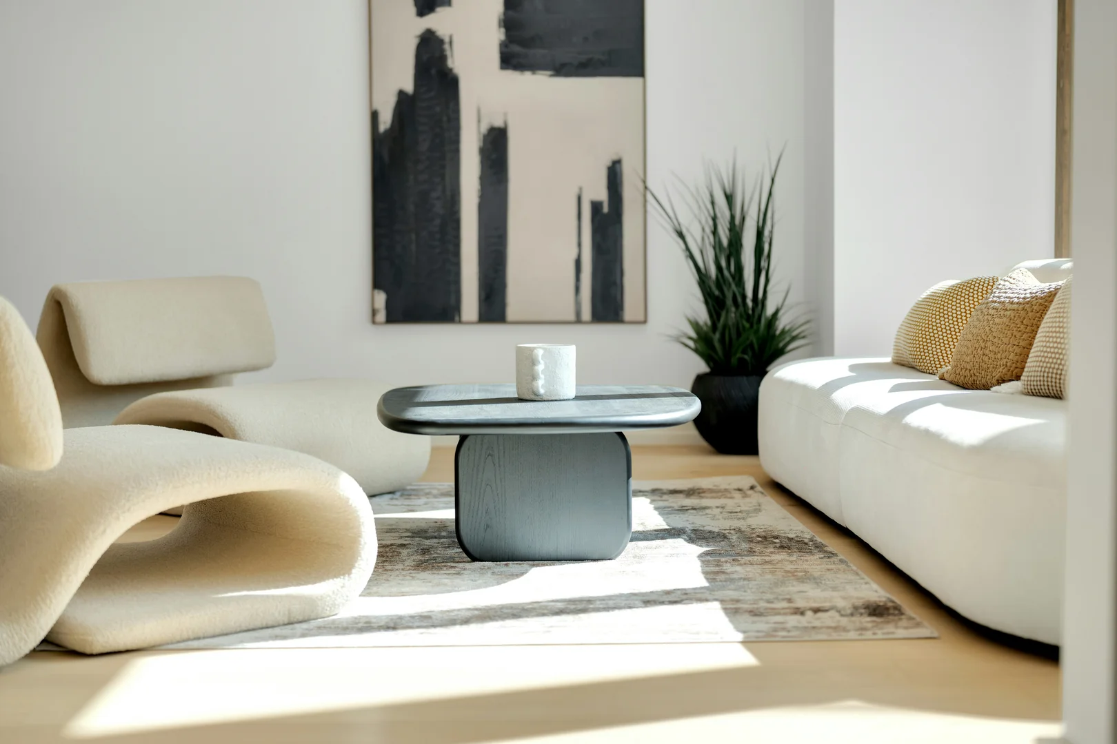 Slow Living Einrichtungsstil: Minimalistisches Wohnzimmer für mehr Ruhe Hell ausgetreuchtetes Wohnzimmer im Slow Living Stil mit geschwungenen beigen Sesseln, weißer Couch und natürlichen Elementen für eine beruhigende Atmosphäre.