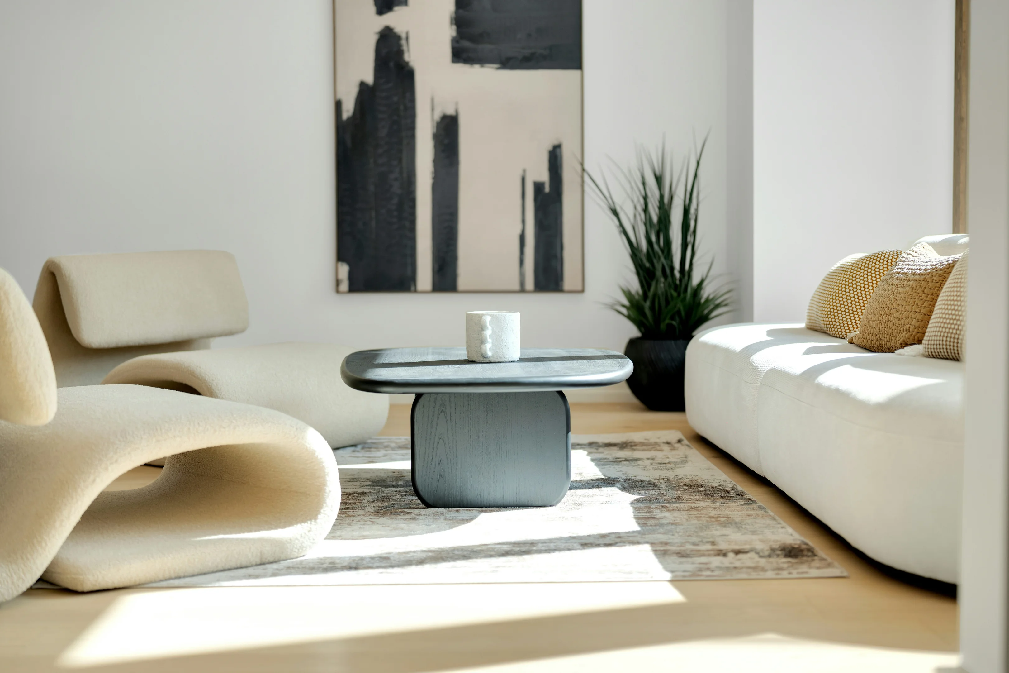 Hell ausgetreuchtetes Wohnzimmer im Slow Living Stil mit geschwungenen beigen Sesseln, weißer Couch und natürlichen Elementen für eine beruhigende Atmosphäre.