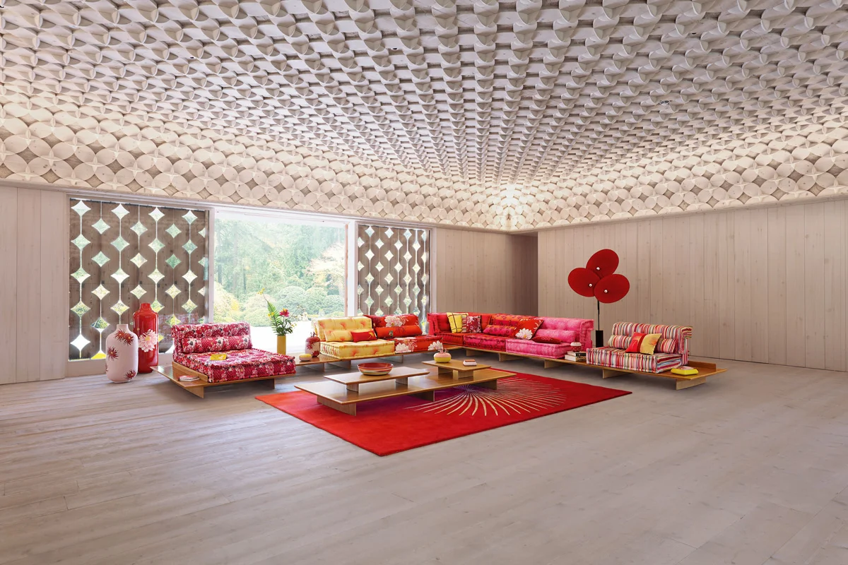 005_SOFA_MAH_JONG_NATSU_HAUTEUR_Photo-Credits_Michel-Gibert_Baptiste-Le-Quiniou_unverbindlich_-Hotel-Bad-Schörgau_Editionen_Zulma