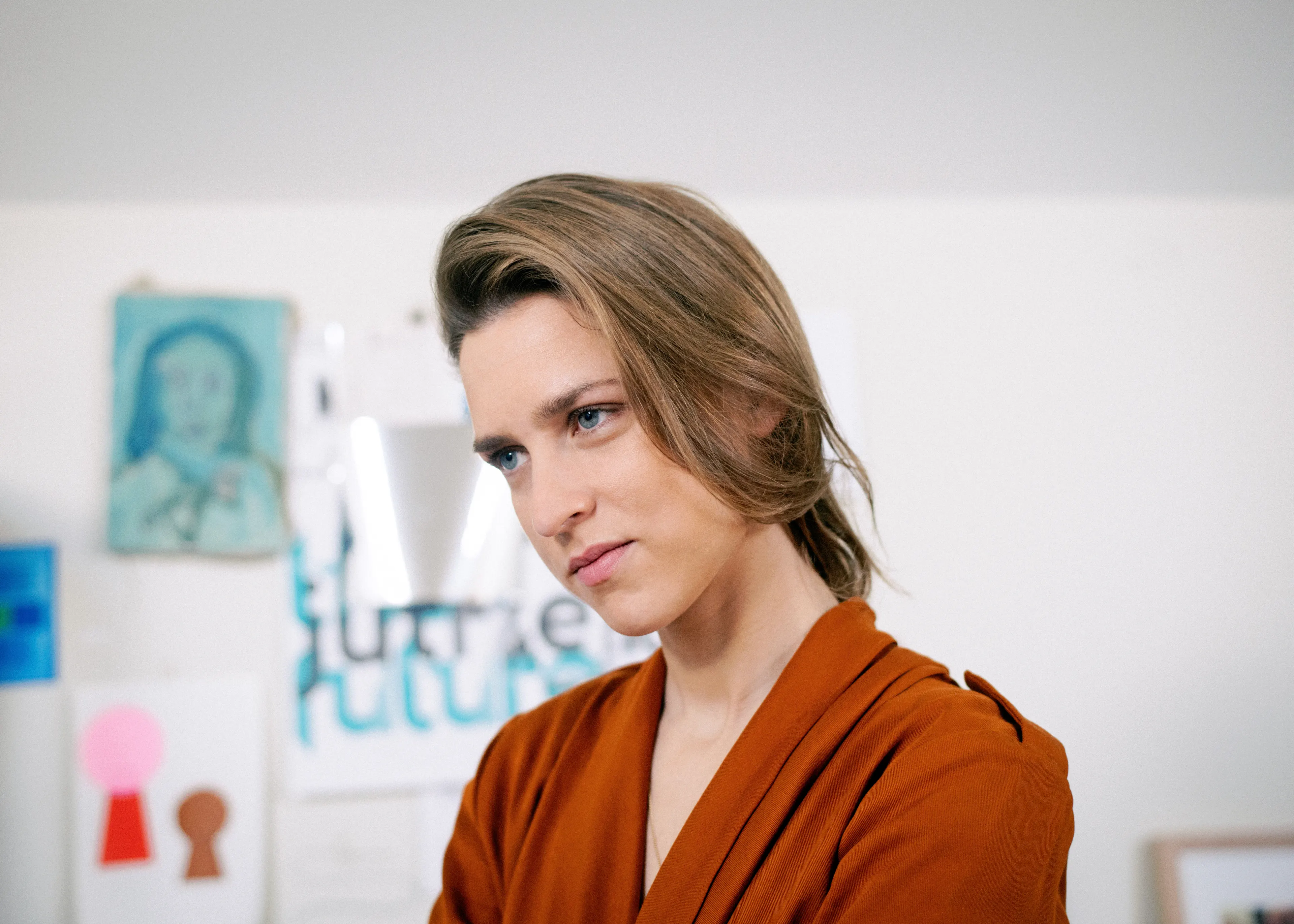 Nahaufnahme der polnischen Produktdesignerin Maria Jeglińska in ihrem Studio vor Skizzen und Entwürfen an der Wand.